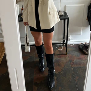 Svarta stövlar  - Säljer mina svarta boots från zara. Storlek 40, använda 4 gånger