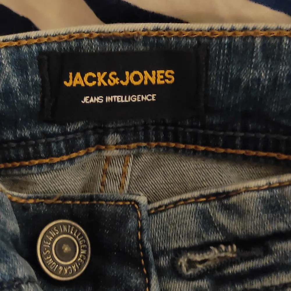 Ett par skinny jeans från Jack and Jones som jag inte använder längre pga helt estetiska skäl ☁️ Dom är jättebra och sitter jättebra på de som har ca 32/32, någonstans där. Om ni har frågor eller om ni vill ha bättre bilder så skriv ❤️. Jeans & Byxor.