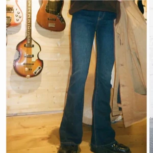 Brandy Melville jeans - Helt nya Brandy jeans i storlek S med prislappen kvar💙 Nypris 440kr💙ganska långa i benen! Pris kan diskuteras! 