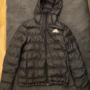 adidas jacka - storlek S, nyskick, pris kan diskuteras 