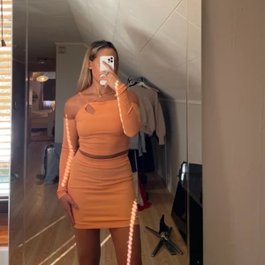 Oranget set - Från Hanna schönbergs kollektion nakd. Aldrig använt. Kjol M och topp S💓