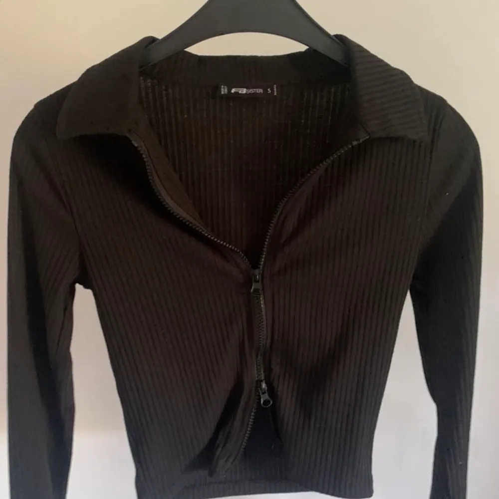 säljer denna fina svarta tröja  som går att justera där fram på grund av att den inte kommit till användning och blivit för liten❤️ ( den är dock lite liten i storlek ) . Toppar.