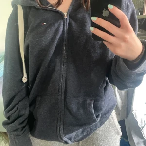 Tommy hilfiger cip up hoodie  - Jätte fin cip up hoodie, bra skick och väldigt bekväm  Används tyvärr inte längre 