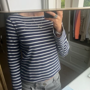 Randig tröja, Douglas rose - Fin mörkblå randig tröja !!! Köparen står för frakten. Säljer pågrund av att den ej kommer till användning❤️ . Pris kan diskuteras! Köpt för 799kr.