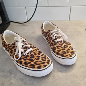 Vans leopard  - Ett par vans i leopard storlek 37! Endast använda 1 gång