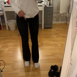 Assnygga bootcut jeans  - Svarta bootcut jeans från Crocker i storlek 26/32💞  Säljer pga att de är försmå för mig!