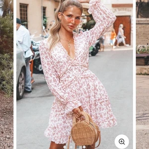 Klänning - Jättefin klänning från Dennis Maglic som jag var för sen med att returnera. Den är i storlek S men sitter mer som en M därav passar den inte mig :( Nypris 799kr