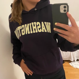 Vintage hoodie med tryck - Mörklila hoodie med gult tryck, skitsnygg men säljer pga har för många hoodies… Buda vid flera intresserade! Frakt tillkommer