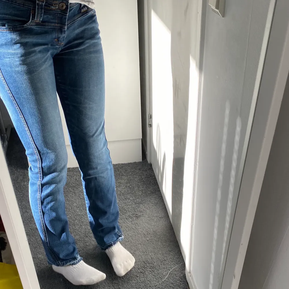 Säljer dessa jeans som jag tidigare köpte på plick men som är lite för små för mig. Har sprätt upp längst ner för att dem skulle bli längre men går säkert att fixa om man inte vill ha de så. Jeans & Byxor.