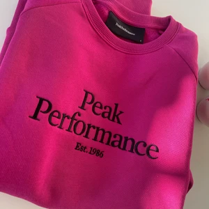 Peak Performance - Säljer en Peak Performance hood, aldrig använd. Storlek S. Nypris 1000, säljer för 500 kronor. Köparen står för frakt. 