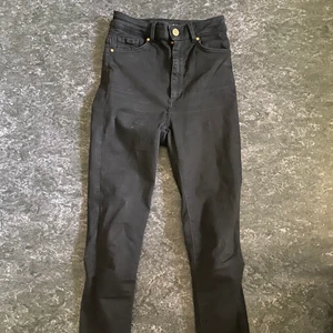 Tajta jeans - Fint skick, tajta jeans från bikbok