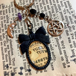 Ouija Nyckelring  - Handgjord nyckelring att pimpa dina nycklar med eller varför inte en väska? Ametist delen vid månen är äkta. Vanliga frimärken går på 13kr. Se sista bild för allmän info ❤️