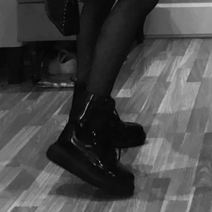 Svarta boots  - Svarta boots från Nelly, använda men i bra skick! Inte min stil längre så dags att hitta en ny garderob. Skriv vid frågor:)