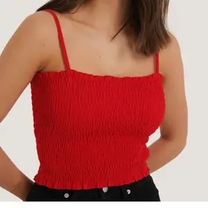 Rött fint linne. Knappt använt.  Kan skicka fler bilder om så önskas 😊