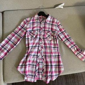 rutig skjorta - rutig skjorta i ljusare färger. köparen står för frakten!!