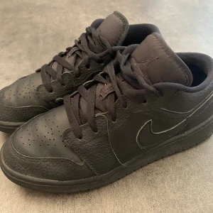 Jordan 1 low  - Svarta jordan 1 low strlk 37,5. Köpta för 900kr så säljer för 350 + frakt, priset går att diskuteras. 