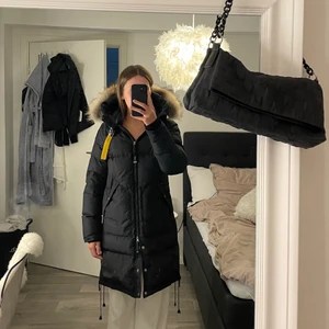 Parajumper long beer 2022 - Jag säljer min parajumper long beer. En väldigt fin jacka som jag har använt endast en vinter. Modellen är 2022 och sitter väldigt smickrande på kroppen då den är figursydd. Storlek är M och den passar på mig som bär S. Jackan är i nyskick!