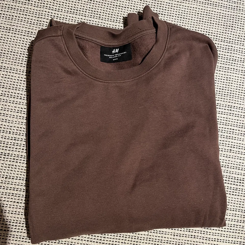 2 tröjor från H&M, en vit i strl L och en brun i strl M. Tröjor & Koftor.