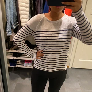 Stickad randig tröja - Superfin vit och blå randig stickad tröja i ett lite tunnare material