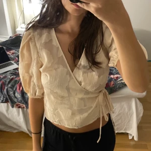 omlottblus - omlottblus från NA-KD i sheer rosa färg. aldrig använt, endast provat blusen. fraktar eller möter upp i sthlm 💕