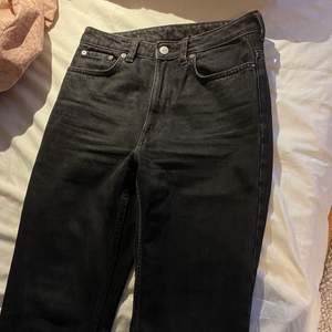 Svarta jeans från Weekday med raka ben i passformen. I fint skick! Waist 27 Längd 28