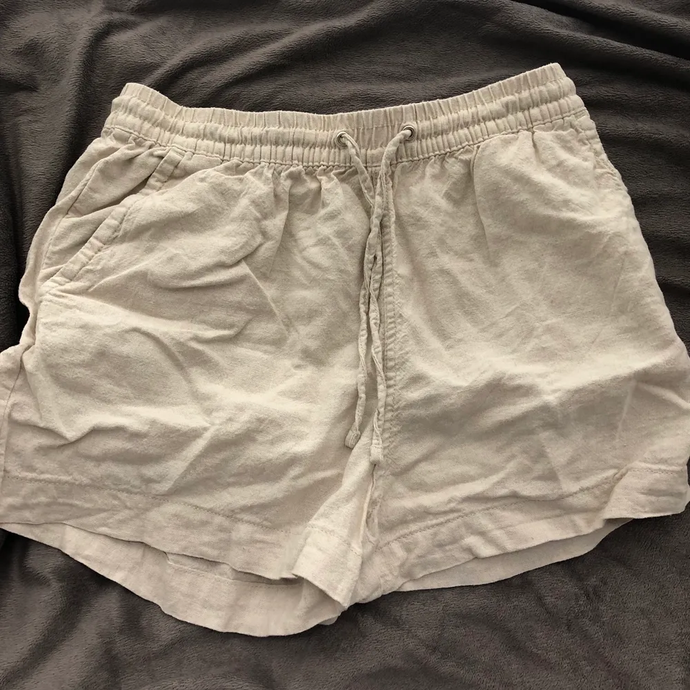 Ett par linne shorts som är jätte fina och sköna dom är typ helt nya❤️. Shorts.