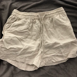 Linne shorts  - Ett par linne shorts som är jätte fina och sköna dom är typ helt nya❤️