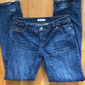 Lågmidjade jeans - Jättecoola Lågmidjade jeans från märket review. Assnygga fickor. Slitna nere vid fötterna pga använda💙