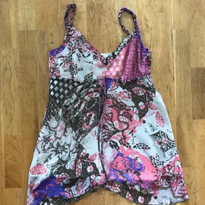 Babydoll topp - Jättecool babydoll topp. Köpt på sellpy. Man kan justera snörar under bysten. Kan sänka priset vid snabb affär💙