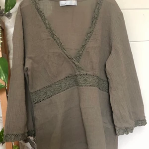 Khaki tröja - V-ringad khakifärgad tröja/blus med halvlånga ärmar, spetskanter :)