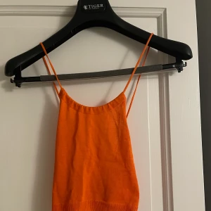 Stickad topp - Säljer min stickade top med knyte i ryggen!Använd 1 gång och i jättefint skick❤️‍🔥