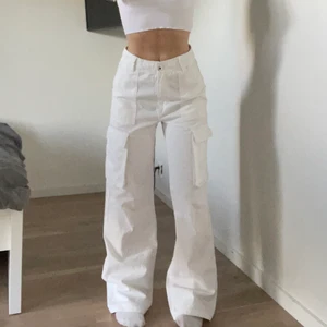 Cargo byxor  - Skitsnygga cargobyxor från bershka , dom är endast provade men säljer pga att jag aldrig kommer använda dom, innerbenslängden är ca 78cm, köparen står för frakten på 79kr 