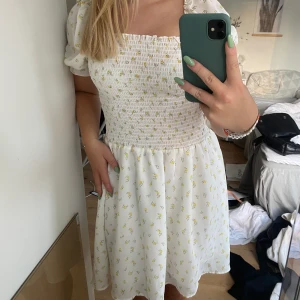Sommarklänning  - Otroligt söt sommarklänning ifrån nakd! Storlek 36! Säljer för att jag tyvärr inte får någon användning av den längre🥲kom privat vid intresse😍😍