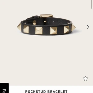 Valentino armband - Säljer detta fina armband utan defekter. Allt medföljer! Extra nitar, kortet man fick med, asken och påsen! Inga som helst defekter! Nypris 2215! Kan även byta mot något!