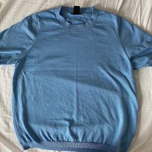 jättefin blå stickad t-shirt använd typ 2 ggr 💘