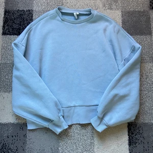 Blå sweatshirt  - Ljusblå oversized hoodie från Nelly.com i fint skick.