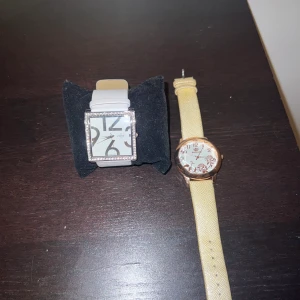 Klocka  - Två oanvända klockor.