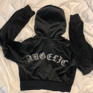 Strl xs,  - Jag säljer denna hoodie från H&M. Den är använd fåtal gånger och är i bra skick.