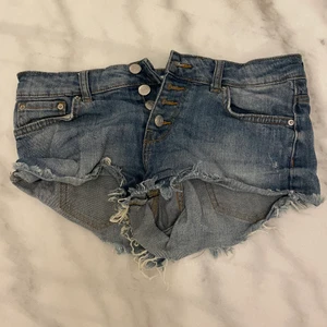 Shorts  - Här är ett par jeans shorts från Ginatricot i stl 36