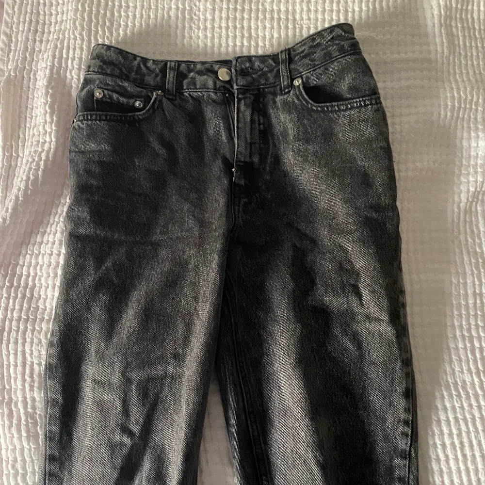 Säljer dessa gråsvarta jeans från nakd. Storlek 34. Säljer för 150! Kontakta vid fler frågor💓. Jeans & Byxor.