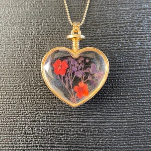 Guldigt coolt halsband  - Säljer nu detta super söta och coola guldiga halsband med blommor inuti! 