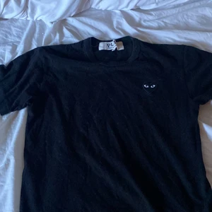 cdg t shirt - cdg t shirt all black köpt för längesedan 