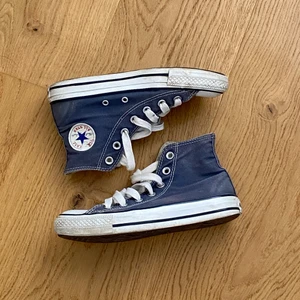 Converse  - Blå Converse som på insidan är lite slitna bak i hälen💖 Köpta här på Plick men för små så säljer därför vidare. Inte orginal snörena, skriv gärna för fler bilder och kan tänka mig gå ner i pris vid snabb affär!💞