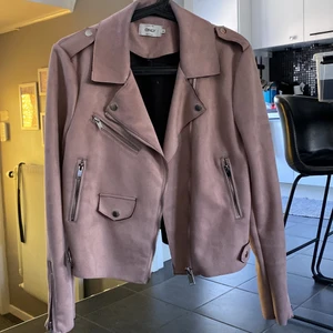 Jacka - Helt oanvänd ljusrosa sammet/mocka jacka. Fina detaljer och i nyskick! Pris kan diskuteras, köparen står för frakten. Hör av er för mer info.