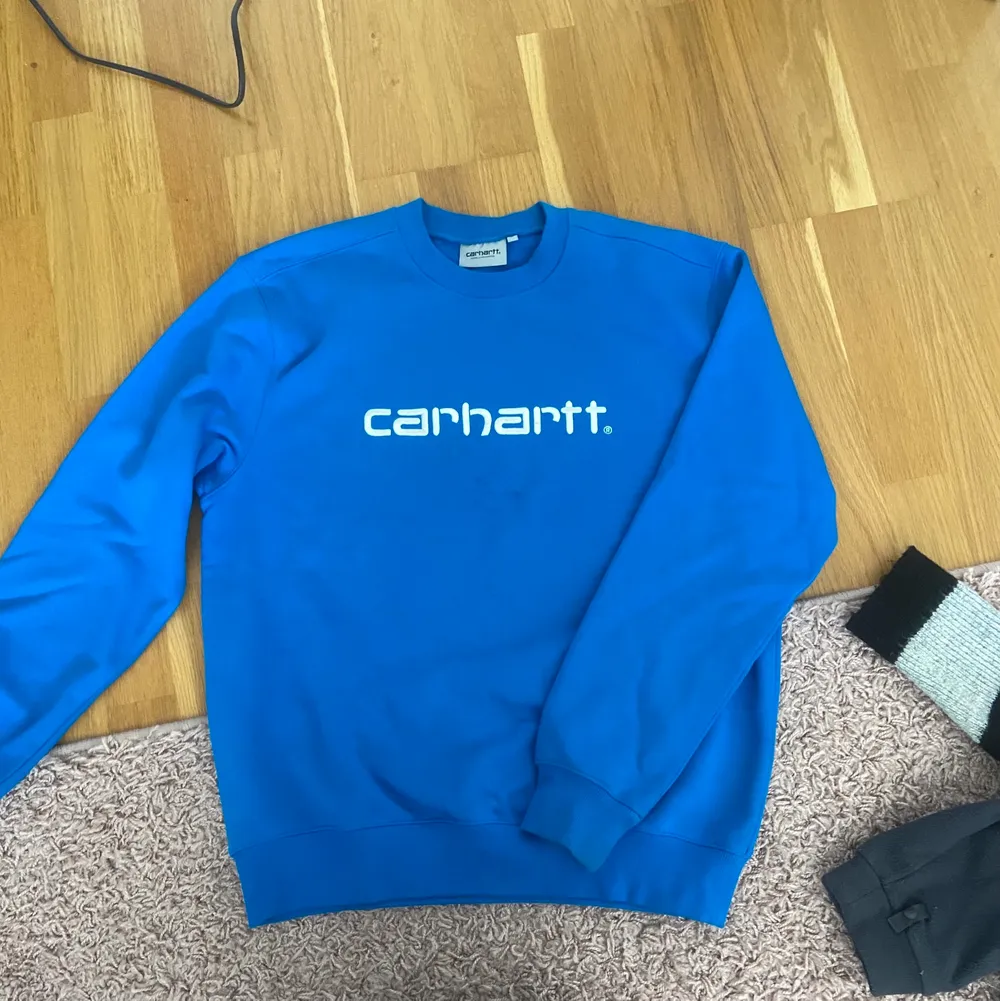 blå carhartt sweatshirt i strl M. cond 7/10. Tröjor & Koftor.