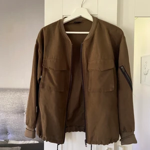 Jacka - En jättefin jacka som passar perfekt nu till hösten från VILA. Storlek xs och endast använd ett fåtal gånger. Säljes för 150 kr+frakt. 