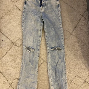 Blåa jeans med hål på knäna - Säljer då dom är för små.