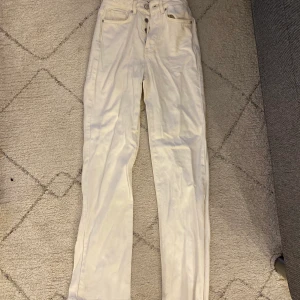 Vita/beiga jeans - Säljer då dom är för små, fint skick.