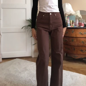 Bruna jeans - Bruna jeans från H&M, knappt använda, max 2 ggr. Mjuka å mycket bekväma💗  