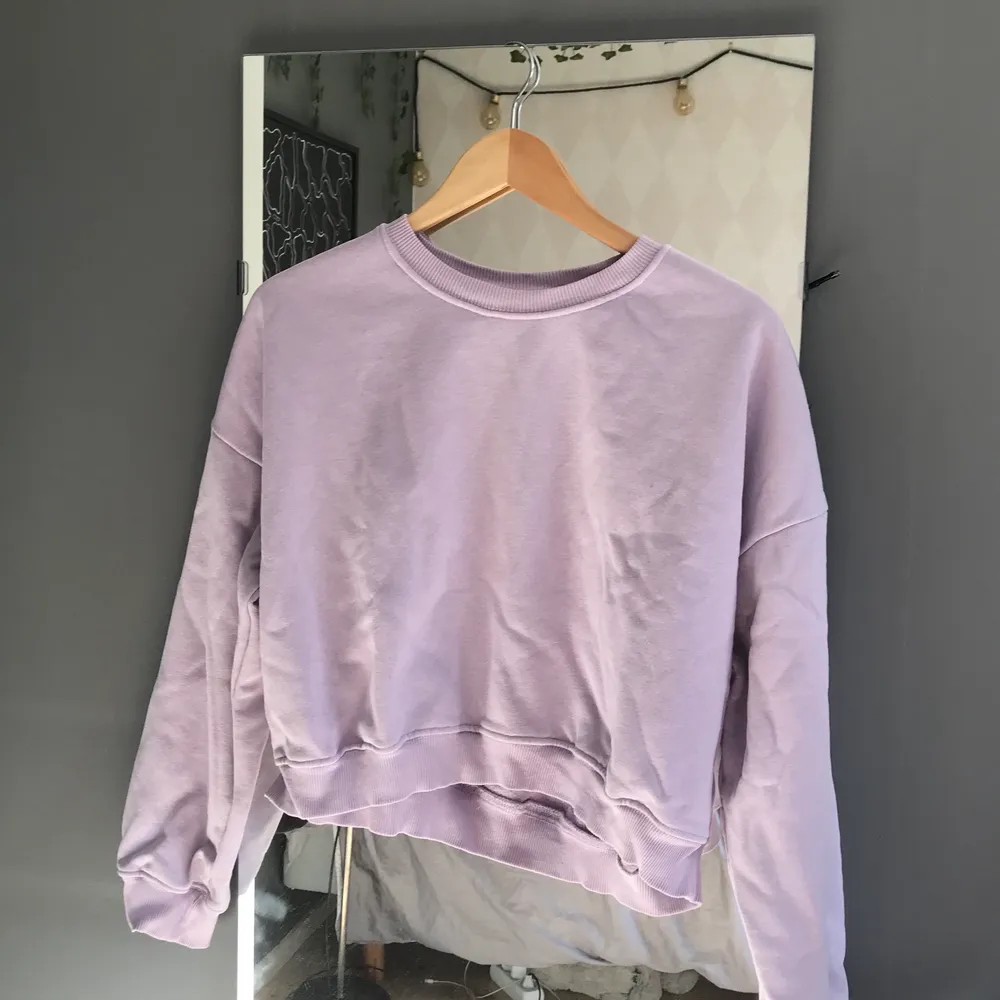 Lila sweatshirt, köparen står för frakten💜. Tröjor & Koftor.